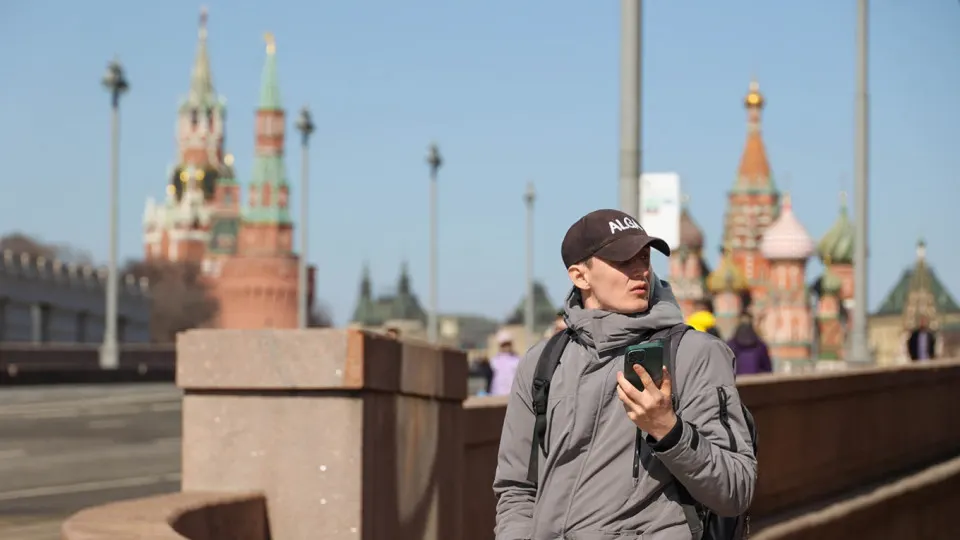 Правительство планирует создать единую информационную систему идентификаторов мобильных устройств (IMEI). Операторы будут вносить данные телефонов и блокировать SIM‑карты скомпрометированных устройств — мера должна вступить в силу в марте 2027 года.