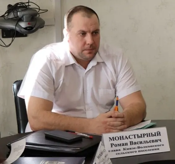 Хабаровский районный суд отклонил иск главы Князе-Волконского поселения Романа Монастырного, который оспаривал признание его работы неэффективной и возможную отставку.