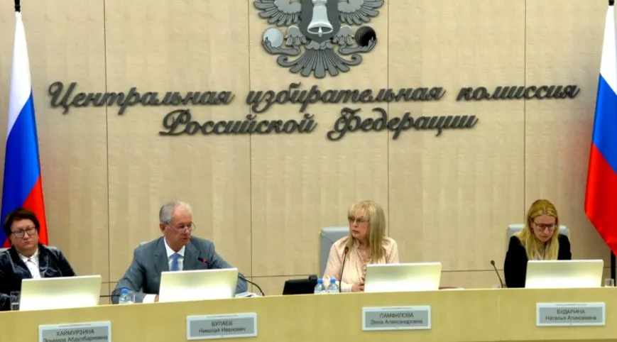 Комиссия обсудила организацию дистанционного электронного голосования (ДЭГ), одобрила участие 33 регионов, установила спецпорядки для прифронтовых и присоединённых территорий и сообщила о привлечении международных наблюдателей из четырёх африканских стран.