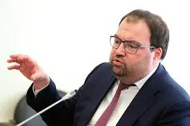 Глава Минцифры Максут Шадаев заявил, что внедрение возрастной идентификации на онлайн‑платформах — ближайшая задача ведомства; изучается опыт зарубежных сервисов.