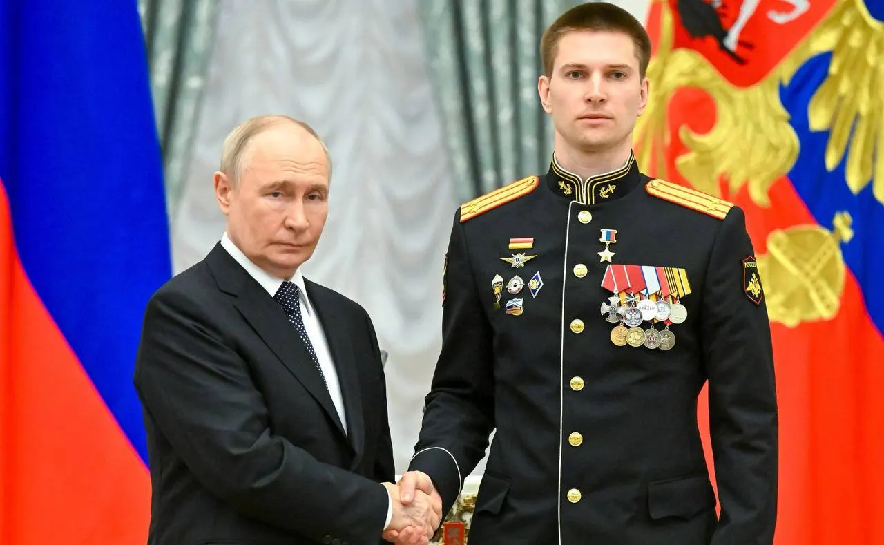 Президент лично наградил подполковника Ивана Берестовского званием Героя России за мужество во время специальной военной операции: он дважды был ранен, вернулся в строй, уничтожил три танка «Леопард-2» и участвовал в освобождении более 40 населённых пунктов.