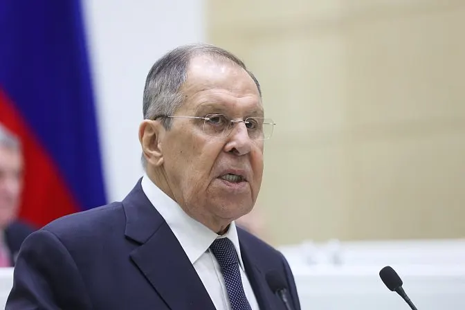 Глава МИД РФ заявил, что Еревану придётся выбирать между Евразийским экономическим союзом и Евросоюзом, поскольку совместное членство двух объединений невозможно; от этого решения зависят тарифная политика и фитосанитарные правила.