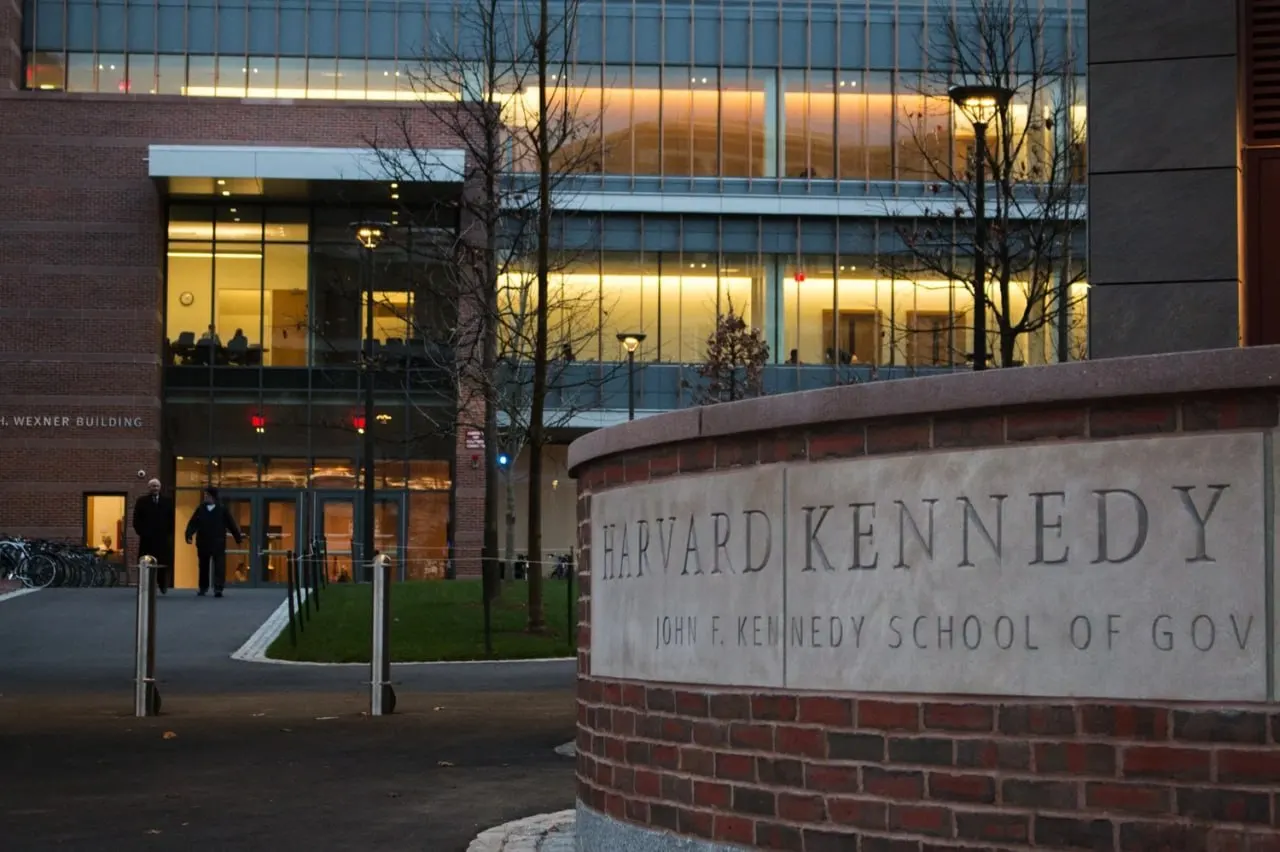 В реестр нежелательных организаций внесли Davis Center, Украинский исследовательский институт и Harvard Kennedy School. За сотрудничество с такими структурами может грозить уголовная ответственность.