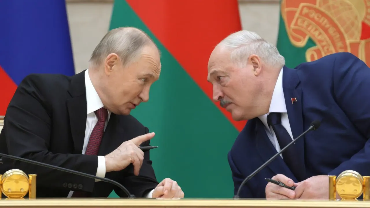 26 июня в резиденции на Валдае прошла закрытая встреча президентов России и Белоруссии. Официальных заявлений не последовало — обсуждались региональная безопасность, торгово-экономическое взаимодействие и ситуация у белорусско-украинской границы.