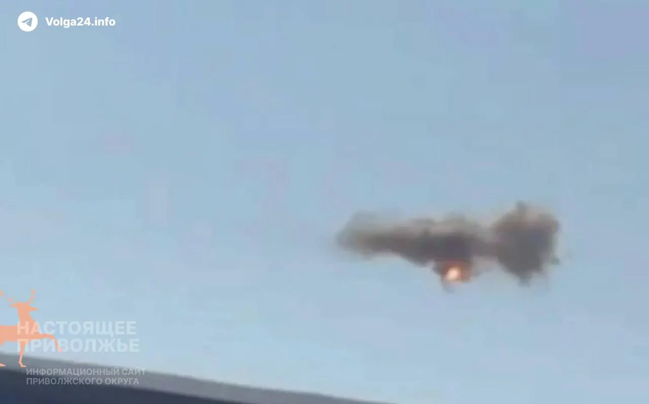 Днем 8 июня над регионом ПВО перехватили беспилотник в рамках массового налета; из‑за угрозы воздушных атак работа нижегородского аэропорта была фактически остановлена, рейсы выполняются лишь по согласованию с военными.