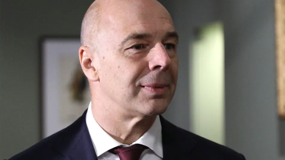Минфин заявил, что компании топливно-энергетического комплекса должны самостоятельно закупать средства защиты; затраты можно включать в себестоимость. Между тем атаки беспилотников уже значительно сократили переработку и подняли оптовые цены на бензин.