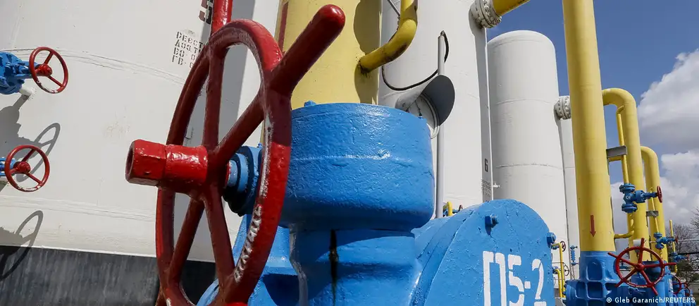 Украина не продлила контракт с российским поставщиком, и с 1 января 2025 года транзит газа в Европу через её территорию прекращён; наибольшие проблемы испытывает Молдова, другие страны перенастроили маршруты поставок.