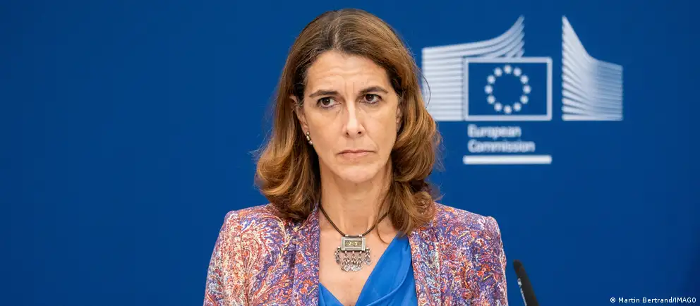 Представительница Еврокомиссии сообщила, что новый пакет ограничений будет представлен в ближайшие дни. Детали пока не раскрывают — Брюссель заявляет о намерении закрывать лазейки и усиливать давление.