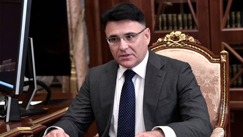 Гендиректор крупного медиахолдинга выступил за квотирование иностранных картин, чтобы освободить экранное время для российских лент; в отрасли отмечают значительный объём теневого проката.