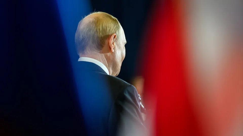 Правительство отложило снижение порога выручки для уплаты НДС: 20 млн руб. останется минимальным значением до 2029 года. Отсрочка призвана помочь бизнесу, но предприниматели жалуются на серьёзный урон и уход в тень.