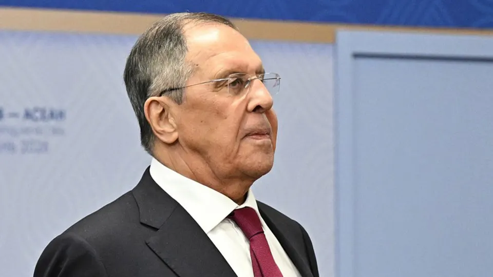 После самой масштабной с начала войны ночной атаки беспилотников на Московский регион министр иностранных дел заявил, что поставленная Владимиром Путиным задача — регулярные массированные удары по целям, влияющим на боеспособность ВСУ — выполняется. В результате атаки в столице произошли пожары, наблюдались промышленные осадки в Подмосковье, были задержки и отмены рейсов.