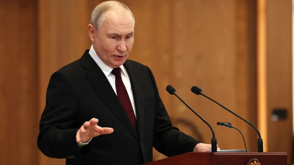 Президент РФ заявил, что Россия ответит ударами по странам Европы, если с их территории будут запускать беспилотники по российским целям; также он охарактеризовал атаки дронов как попытку раскачать общество и заявил об отсутствии предпосылок для переговоров с Украиной.