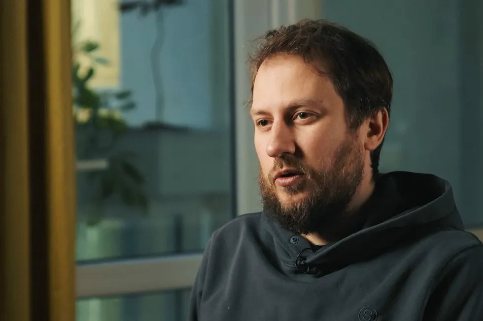 Руководство «ОВД‑Инфо» заявляет, что продолжит работу: команда действует по заранее подготовленному плану, при этом просит не пересылать донаты из России и временно приостановила горячую линию.