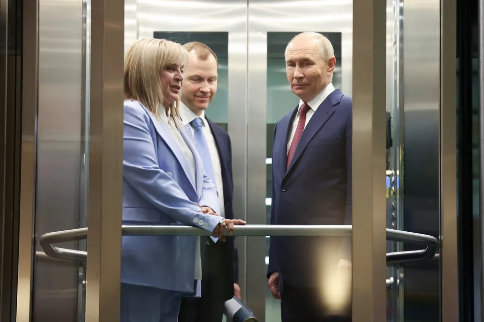 Руководители силовых ведомств лоббируют отмену или перенос выборов в Госдуму из‑за ухудшения экономической ситуации, падения рейтингов и угроз безопасности. В администрации продолжаются споры между силовиками и гражданскими аппаратчиками; официальных документов пока нет.