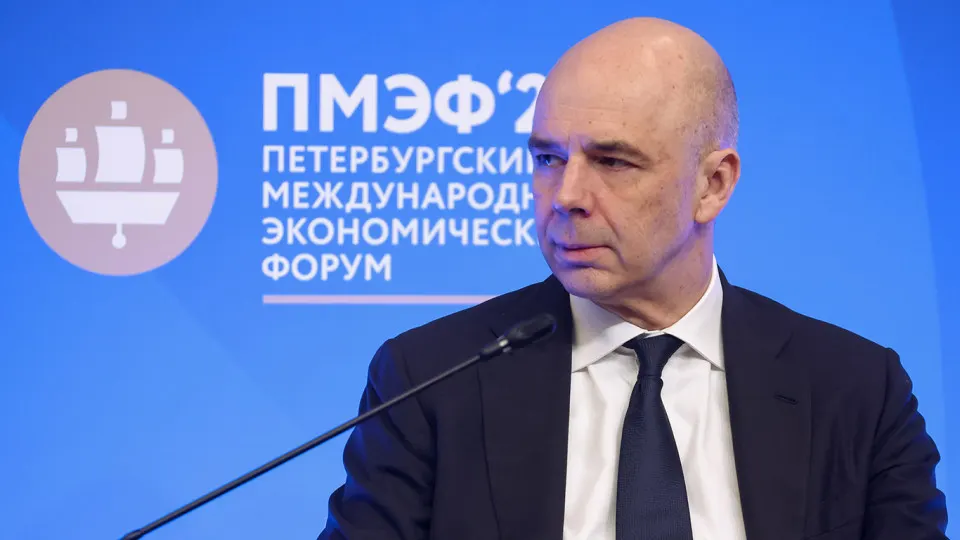 По оценке Счётной палаты, доходы федерального бюджета по итогам года могут оказаться на 2,1 трлн руб. (5,2%) ниже заложенных в законе показателей — главным образом из‑за недобора нефтегазовых поступлений и сильного рубля.
