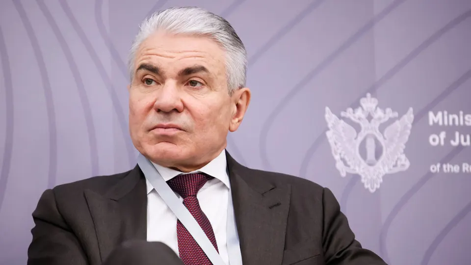 Замминистра юстиции призвал обязать разработчиков ИИ внедрять фильтры, ограничивающие влияние «иноагентов» и защищающие суверенитет; предложены ответственность владельцев моделей и финансовые санкции. Правительство ранее обсуждало создание «суверенных» моделей, но бизнес выразил возражения.