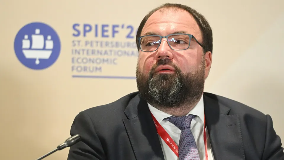 Минцифры анонсируют внедрение механизмов возрастной идентификации на онлайн‑платформах — обсуждаются методы верификации через «Госуслуги», биометрию и паспортные данные, эксперты предостерегают о рисках утечек персональных данных.