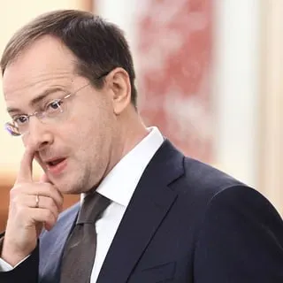 Помощник президента заявил о необходимости распределения выпускников и заключения трудовых контрактов: если учёбу оплачивает государство — выпускник должен отработать; если предприятие — оно контролирует подготовку.