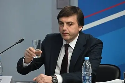 Министерство образования включило в рекомендованный список для внеклассного чтения на лето современные и патриотические книги о подвигах защитников Отечества, в том числе о героях специальной военной операции.