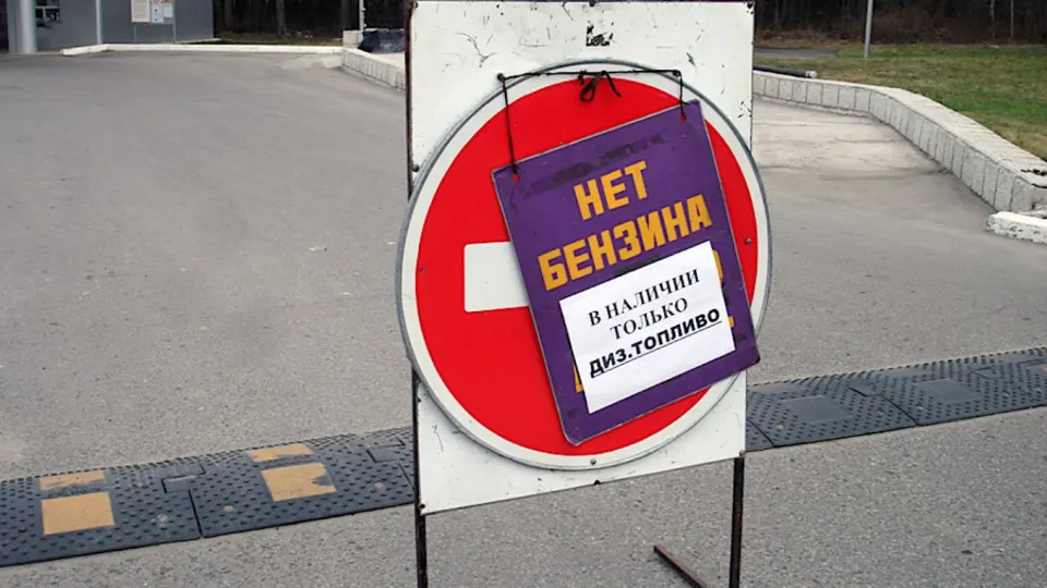 С ночи 3 июня в Севастополе отпуск бензина и дизтоплива временно ограничен: приоритет отдан оперативным службам. Ограничения связаны с ударами по нефтеперерабатывающей инфраструктуре, что привело к падению загрузки НПЗ и росту цен.