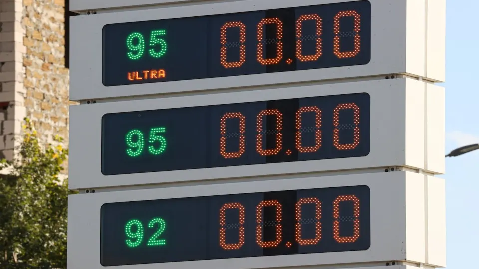 За неделю 16–22 июня розничные цены на автобензин в среднем выросли на 3%. Снижение производства после ударов по НПЗ и перебои с поставками привели к топливному кризису и дефициту в десятках регионов.