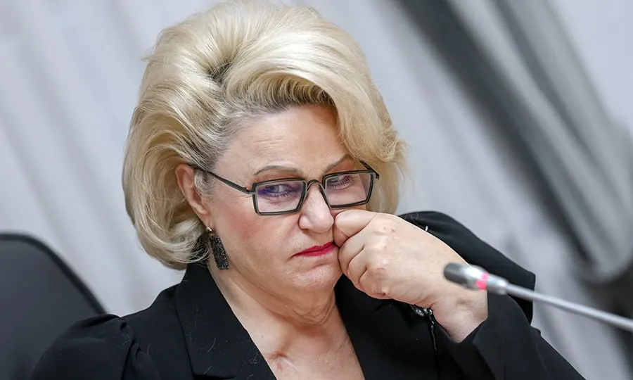 Председатель комитета Госдумы по защите семьи Нина Останина призвала Роскомнадзор и Минцифры использовать опыт ограничений трафика для сокращения времени, которое дети проводят в онлайн‑играх и социальных сетях.