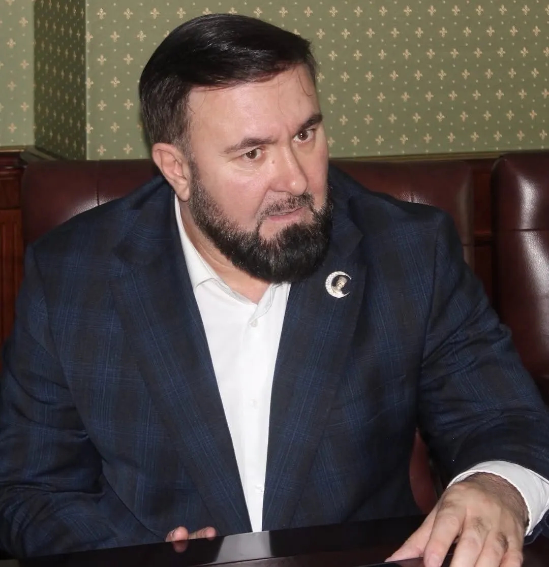 Указ о поощрении опубликован 26 июня: омбудсмен Чечни получил грамоту за вклад в укрепление законности. Ранее Солтаев вызывал споры из‑за роли в деле пропавшей женщины и обвинений в адрес правозащитников.
