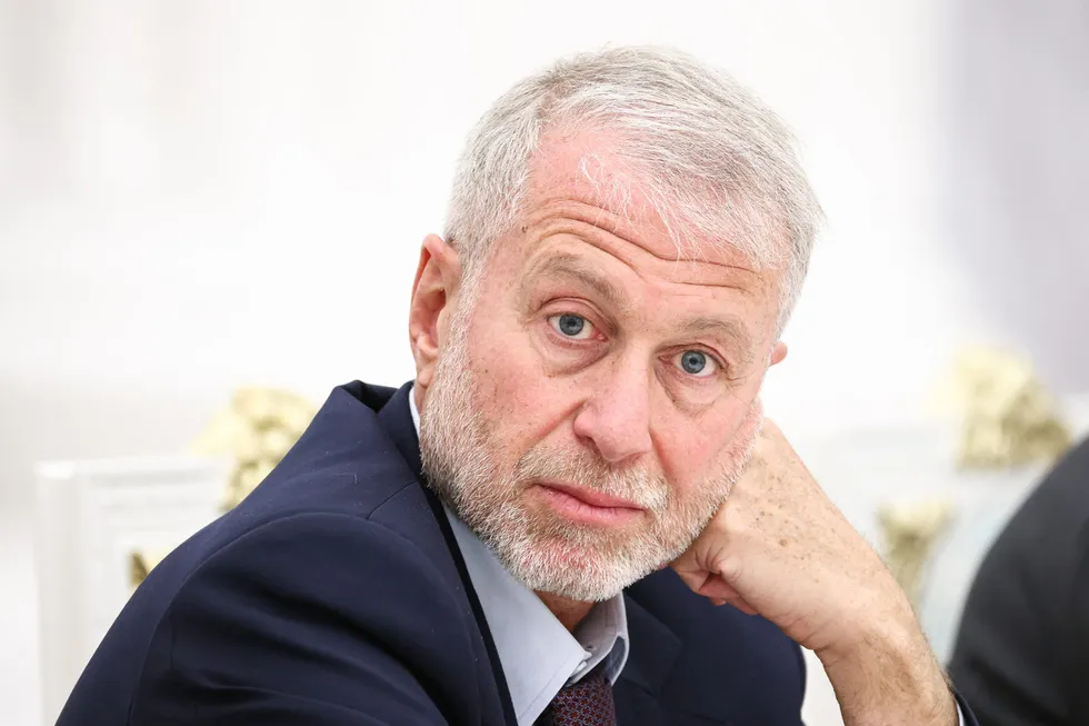 По сведениям информированных источников, в мае 2026 года Роман Абрамович ездил в Киев, встретился с президентом Украины и передал Владимиру Путину предложение о встрече. Офис президента Украины от комментариев отказался, в Кремле имя посредника долго не называли.