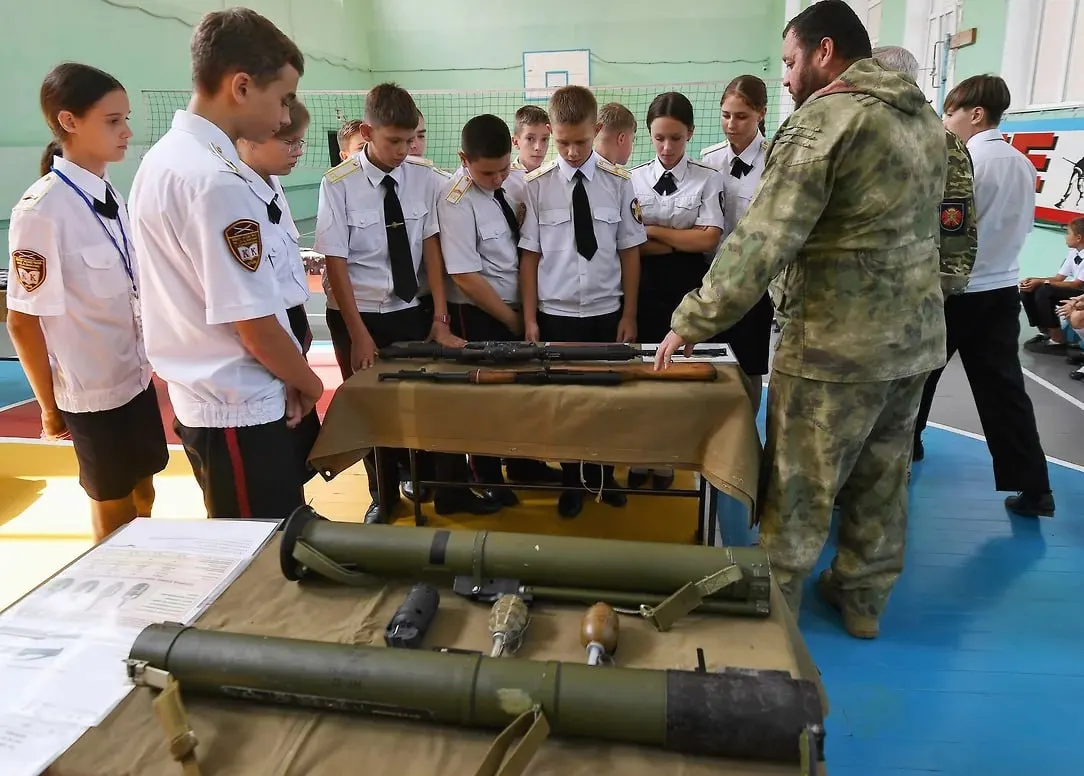 Военно-историческое общество предложило, чтобы старшеклассники и студенты записывали рассказы бойцов и волонтёров. По данным общества, инициативу поддержало Минобрнауки; собранные материалы планируют использовать в школьных музеях и цифровом архиве.
