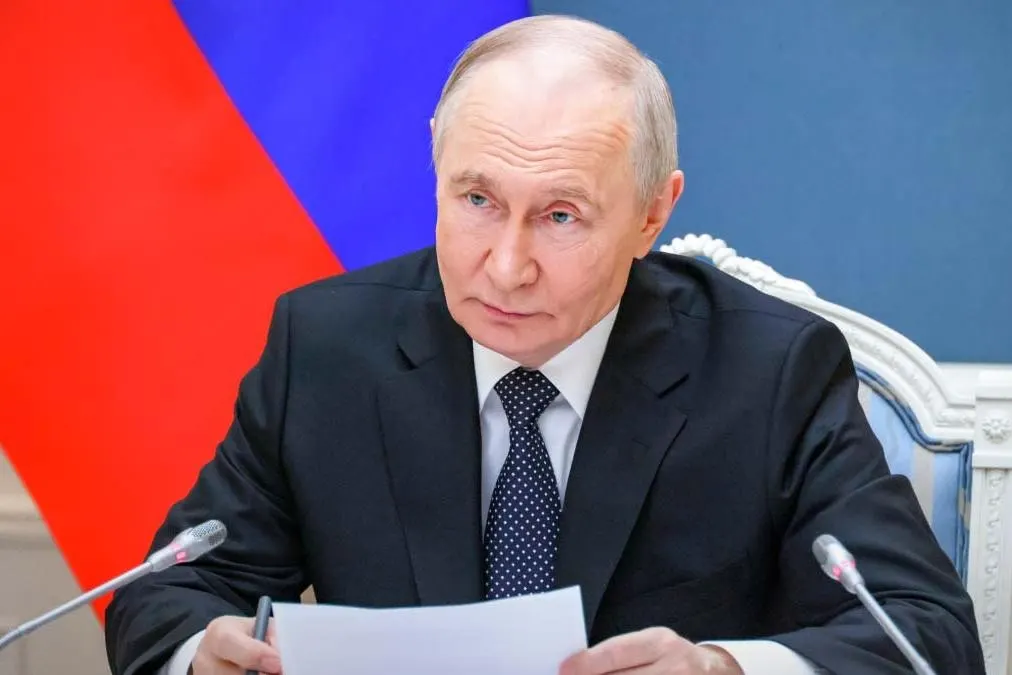 Поправки к указу №95 позволяют приостанавливать выплаты по банковским вкладам нерезидентов из стран, признанных Россией «недружественными». Документ вступил в силу 1 июня 2026 года.