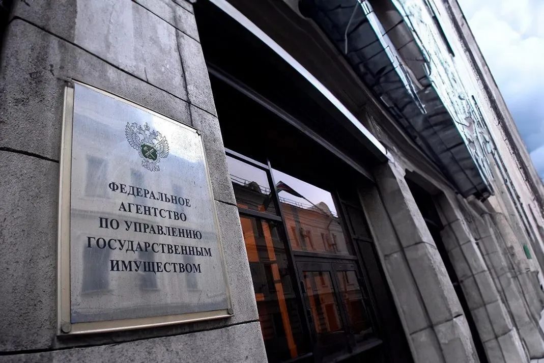 Депутаты отменили ценовой порог и шестимесячную паузу при повторных торгах; закон вводит реестр оценщиков и ужесточает требования к организаторам аукционов. Документ начнёт действовать через 10 дней после публикации.