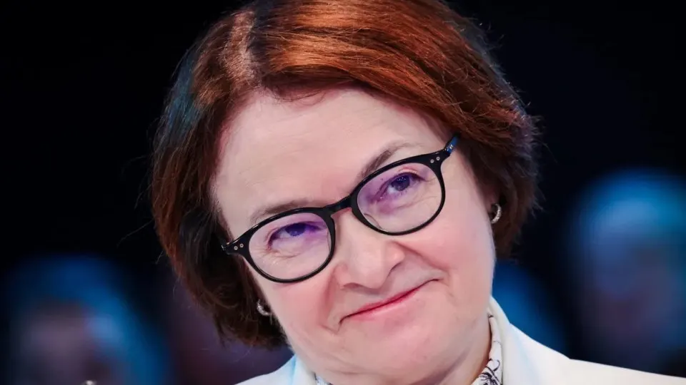 Глава Центробанка долго не появлялась на публичных мероприятиях — появились версии о болезни и преемниках. Между тем вокруг ключевой ставки и изменений в бюджете усиливаются тенденции к ослаблению независимости ЦБ и наращиванию военных расходов, что грозит ростом инфляции и давлением на бизнес.