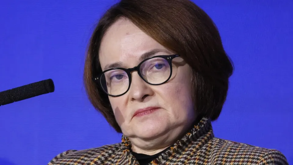 Резкий рост цен на бензин и резкое сокращение выпуска нефтепродуктов усиливают инфляционное давление. Это осложняет планы по смягчению денежно‑кредитной политики и может отсрочить снижение ключевой ставки на длительный срок.