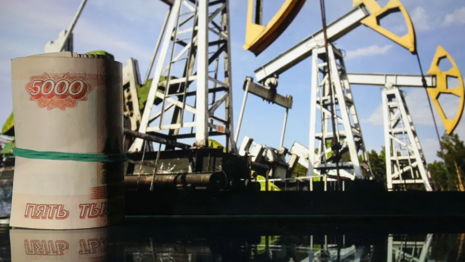 В мае налоговые поступления от нефти и газа существенно выросли, но дополнительные доходы оказались меньше ожиданий. Из‑за возвратов нефтяникам, падения добычи и роста расходов на безопасность бюджет продолжает испытывать серьёзное давление — Минфин предлагает заморозить часть расходов.