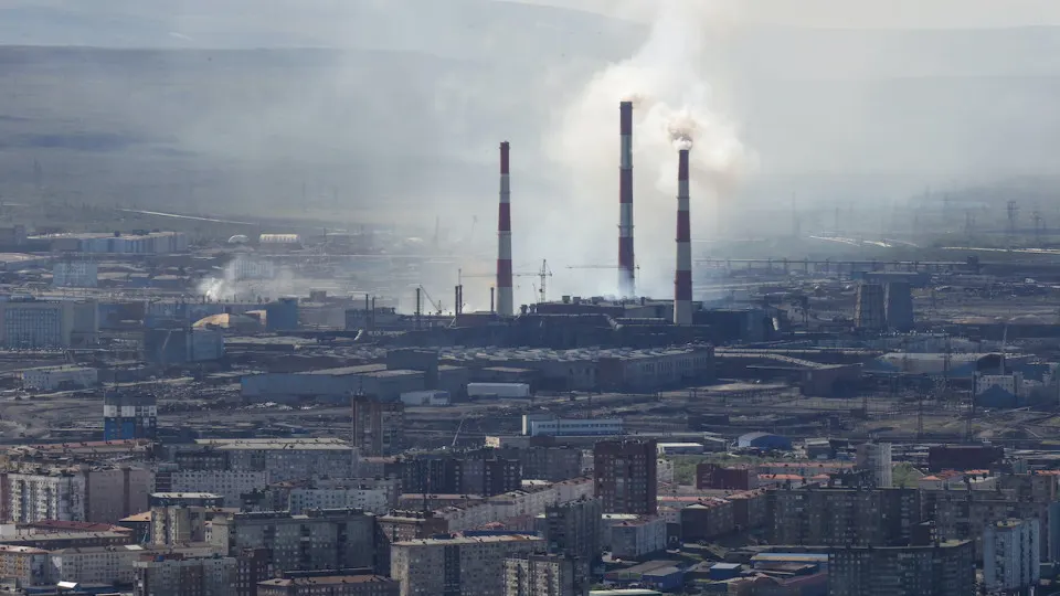 В мае промышленное производство сократилось на 0,7% в годовом выражении: удар по нефтепереработке, падение в металлургии и текстильной отрасли перевесили рост в оборонном секторе.