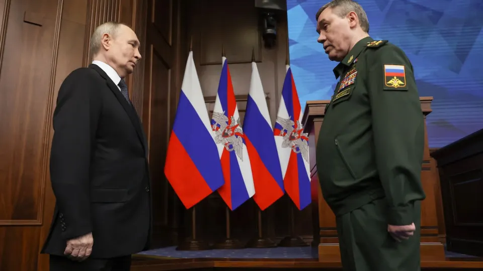Российское командование резко увеличило число штурмовых атак на украинские позиции в мае, но при этом армия второй месяц подряд теряет территории — около 281,1 кв. км. Эксперты связывают это с изменениями на поле боя.