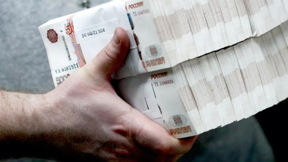 Из‑за сбоев в работе интернета и опасений по налогам спрос на наличные вырос: объем банкнот в обращении достиг рекордных значений, а Центробанк ввёл новые правила контроля снятий и внесений.