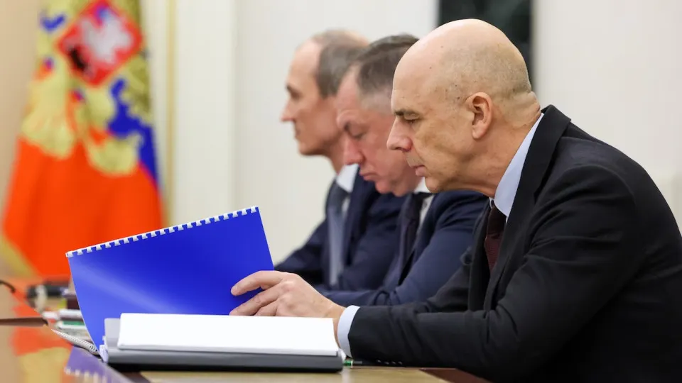 Гособлигации подешевели: индекс RGBI обновил минимумы, доходности длинных ОФЗ достигли 15,5% — причиной стали рост бюджетных затрат, опасения по инфляции и осторожная позиция Центробанка. Дефицит бюджета превысил годовой план.