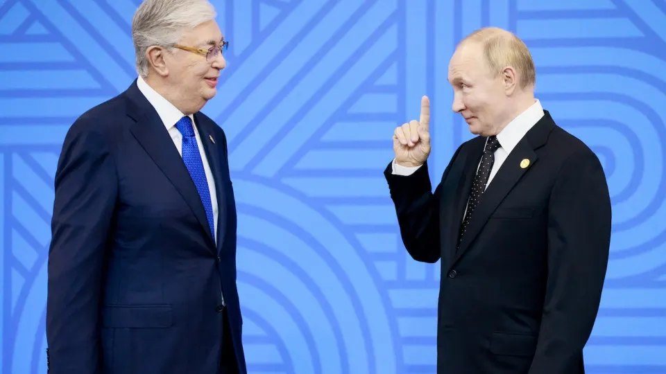 Из‑за сокращения выпуска топлива в Центральной России и ремонта Атырауского НПЗ обсуждается импорт примерно 50 тысяч тонн бензина Аи‑92 из Казахстана; рассматривается и обмен на авиакеросин.
