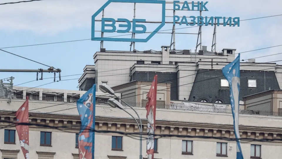 Ключевой государственный банк сообщил о планах сократить расходы и уволить 15% сотрудников в рамках приведения бюджета к параметрам 2027 года; сокращения затронут и дочерние структуры.