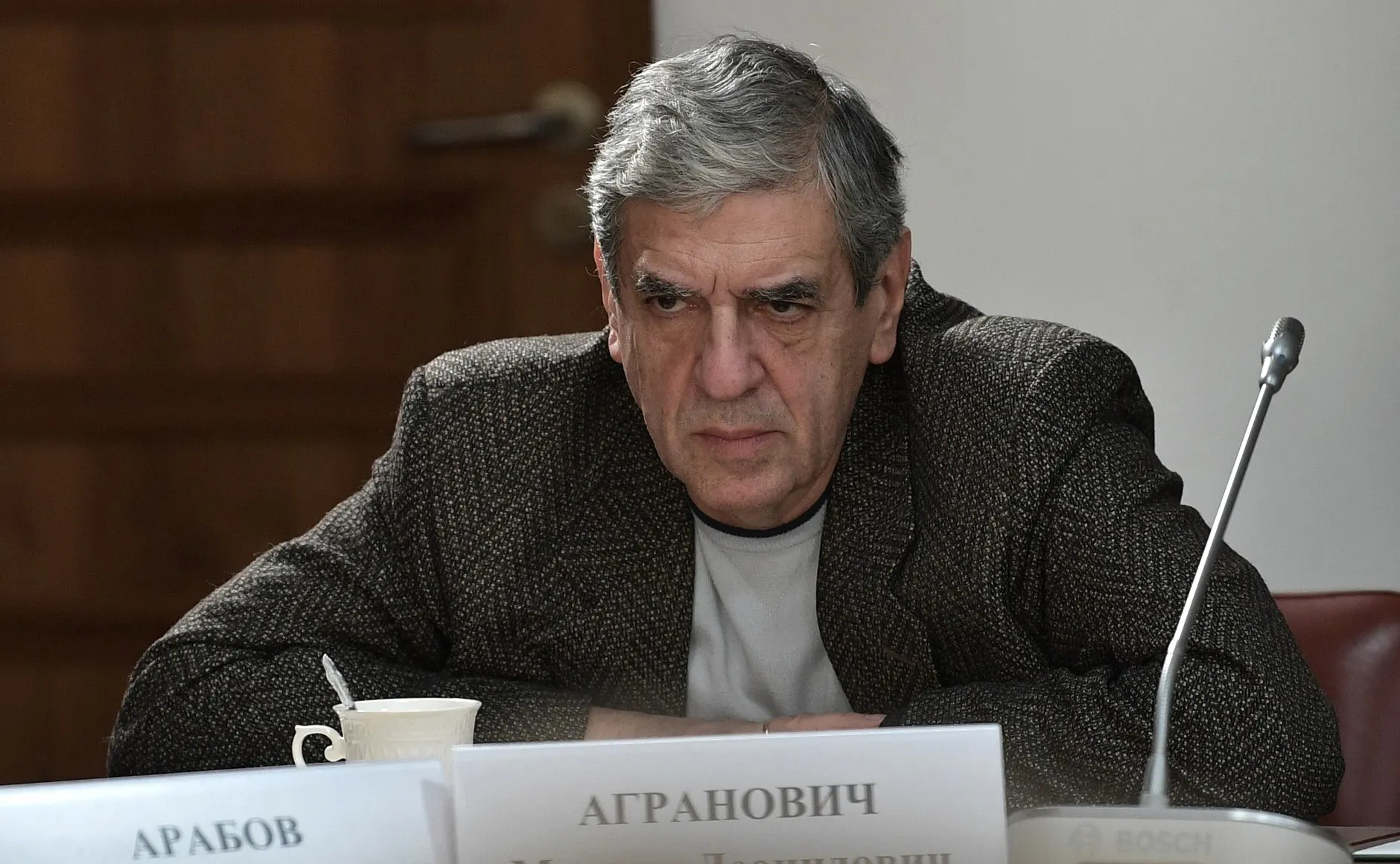 Операторский факультет объявил набор в специальную группу режиссёра Михаила Аграновича: бесплатное обучение с 2027 года при условии годичного контракта с Минобороны на службу в войсках беспилотных летательных аппаратов. Обещают общежитие, статус ветерана и льготы; правозащитники называют обещания увольнения по контракту обманом.