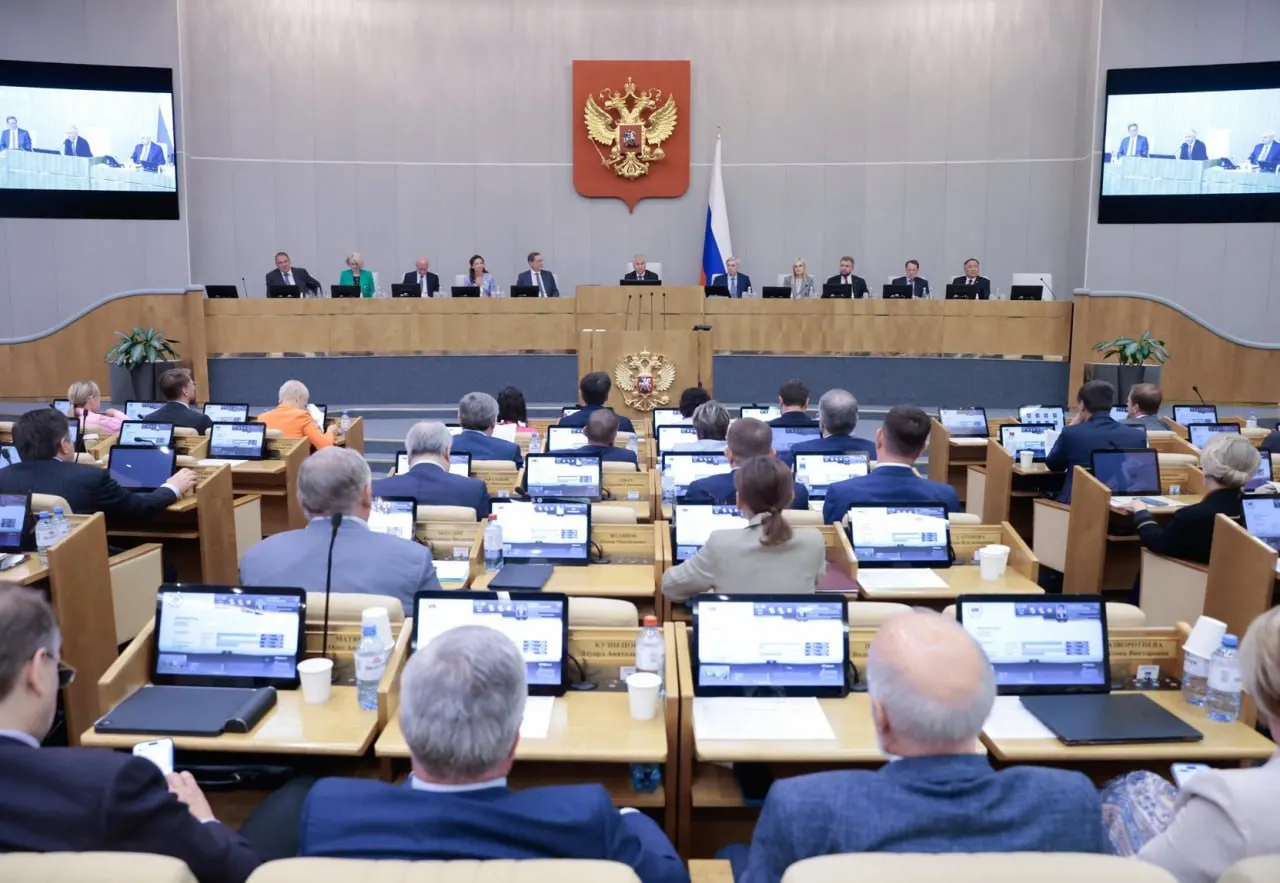 Анализ законодательной деятельности показывает: Госдума утверждает около 84% правительственных и 99% президентских законопроектов, тогда как «проходимость» депутатских инициатив составляет примерно 25%.