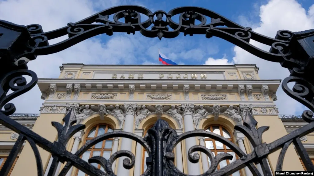 Центробанк ухудшил среднесрочный прогноз: ожидаемый рост экономики на 2026 год снижен до 0–1%, а прогноз инфляции повышен до 6–7%. Регулятор также пересмотрел оценки по бюджету, нефти и внешней торговле.