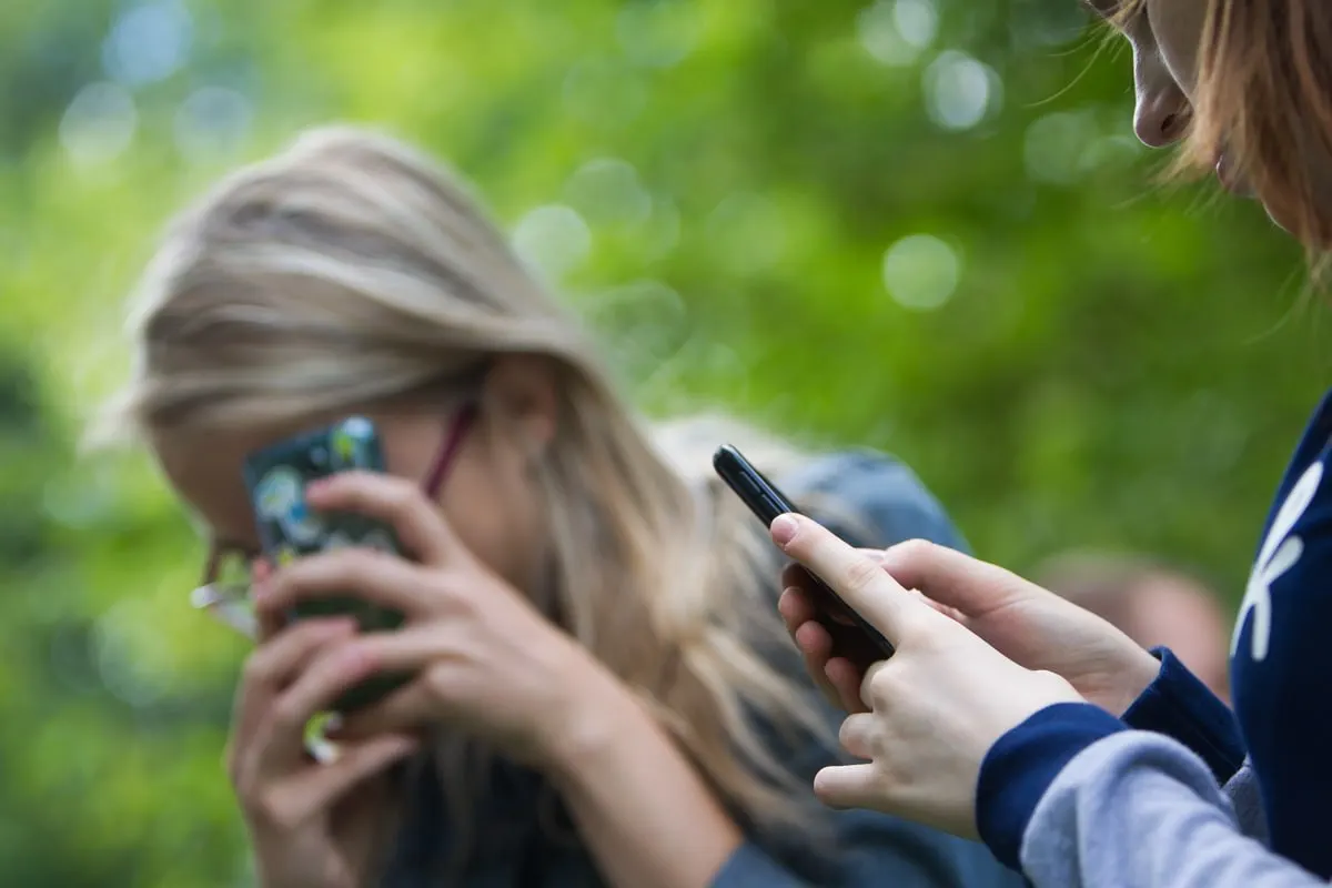 Родители или законные представители смогут пометить SIM‑карту ребёнка особым статусом: ограничить рассылки, блокировать контент 18+ и входящие международные звонки. Операторы обязаны будут бесплатно подключать родительский контроль.