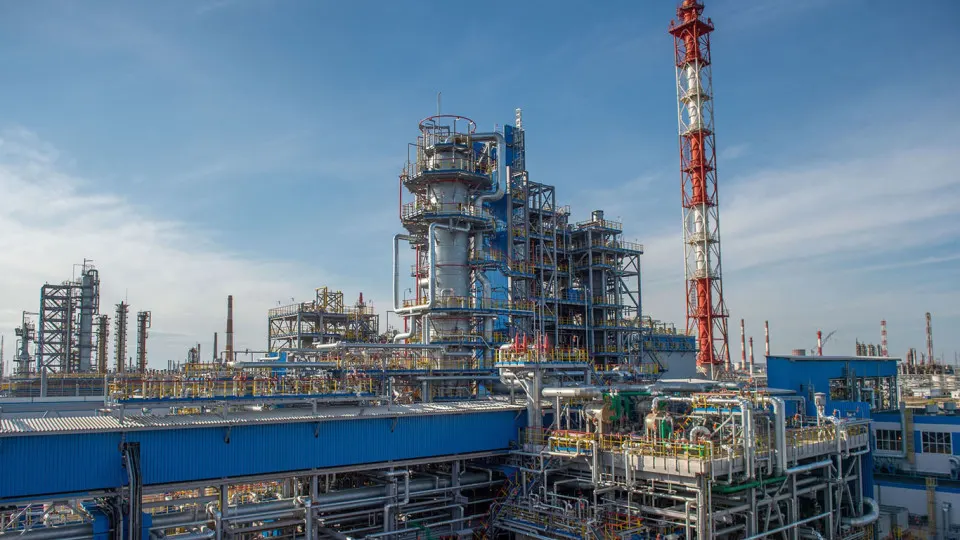 После атаки беспилотников нефтеперерабатывающий и нефтехимический завод в Салавате остановил первичную переработку. На устранение повреждений и частичное восстановление работы может потребоваться от нескольких недель до нескольких месяцев; ситуация существенно усилила дефицит нефтепродуктов в стране.