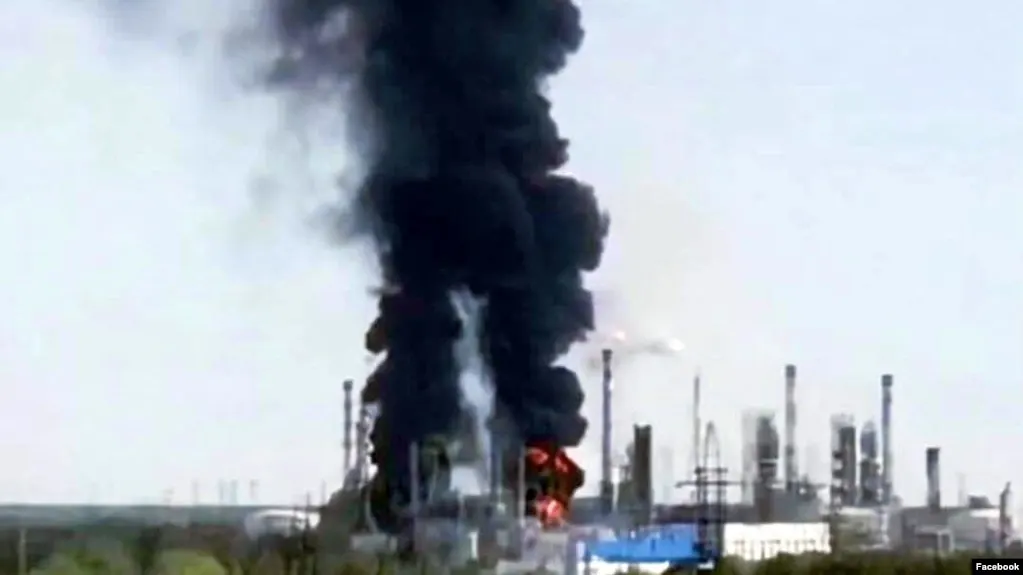 25 июля на Тюменском нефтеперерабатывающем заводе произошёл пожар после удара; завод приостановил переработку, сроки восстановления работы пока неизвестны.