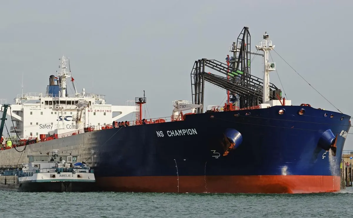 Евросоюз дал странам‑членам право реализовывать нефть и другие товары, изъятые с судов, пытавшихся обойти санкции. Мера нацелена на уменьшение доходов Кремля; Москва осудила действия и пригрозила ответом.