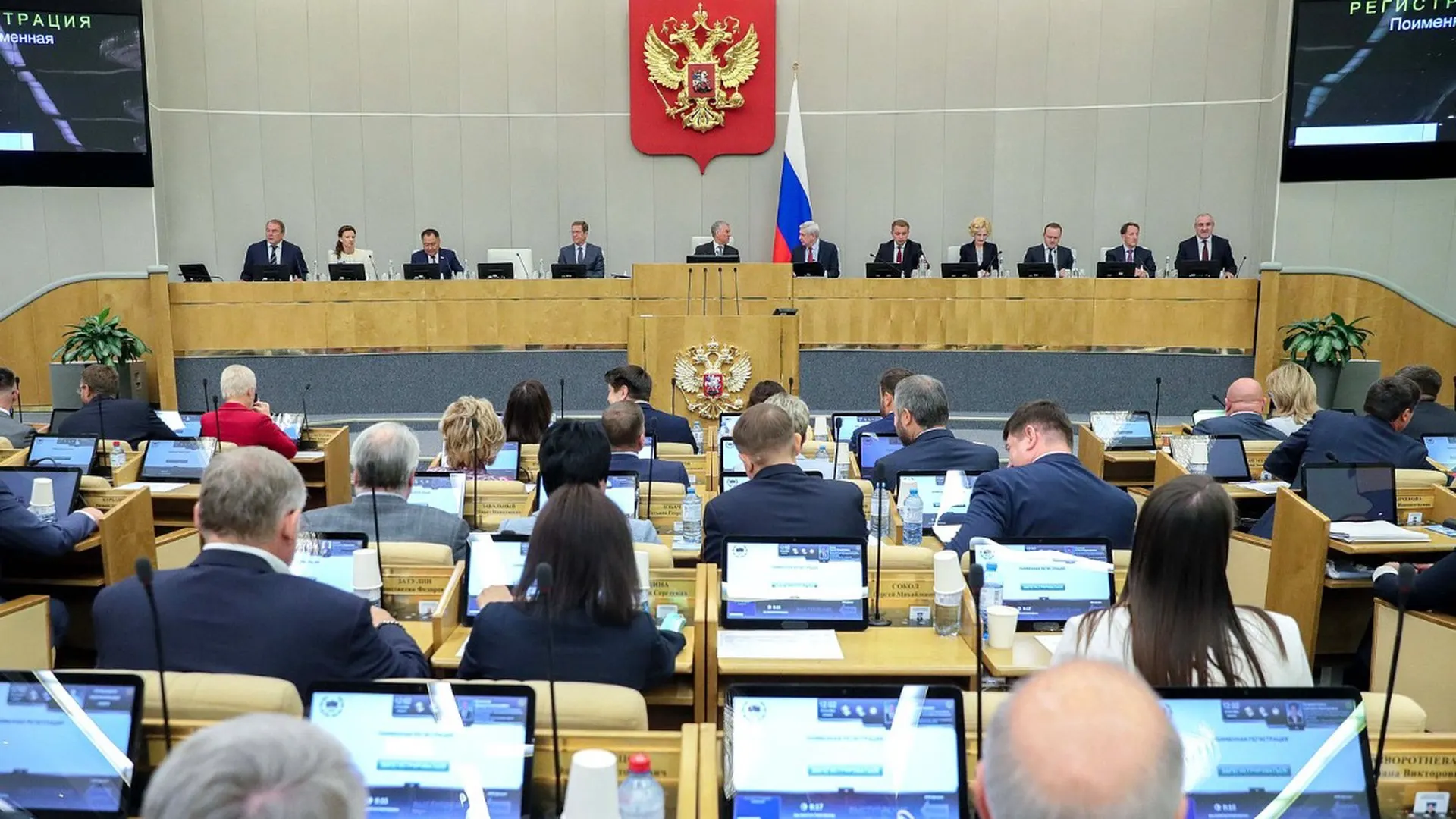 Совет Госдумы рекомендовал включить в повестку 22 июля два законопроекта о мерах в отношении лиц, находящихся за рубежом и уклоняющихся от исполнения наказания. Ко второму чтению добавлены запреты на онлайн‑банкинг и регистрацию недвижимости; реестр будет вестись Минюстом.