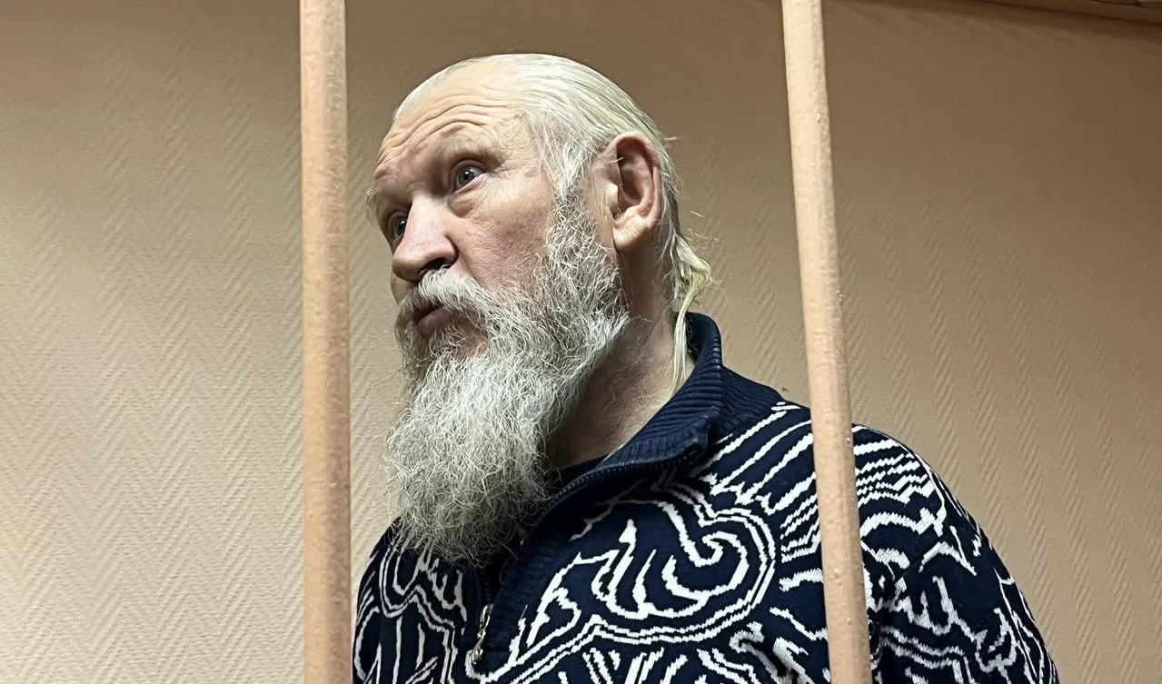 В обновлённый перечень ведомства попал бывший депутат Госдумы от ЛДПР Михаил Глущенко, ранее осуждённый за соучастие в убийстве Галины Старовойтовой.