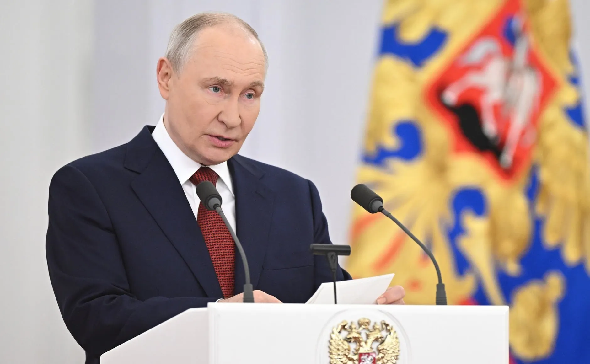 На встрече с депутатами президент заявил, что страна будет отстаивать безопасность и независимость, санкции Запада неэффективны; приоритеты бюджета — оборона, социальные задачи и поддержка экономики; противники якобы прибегают к террористическим методам.
